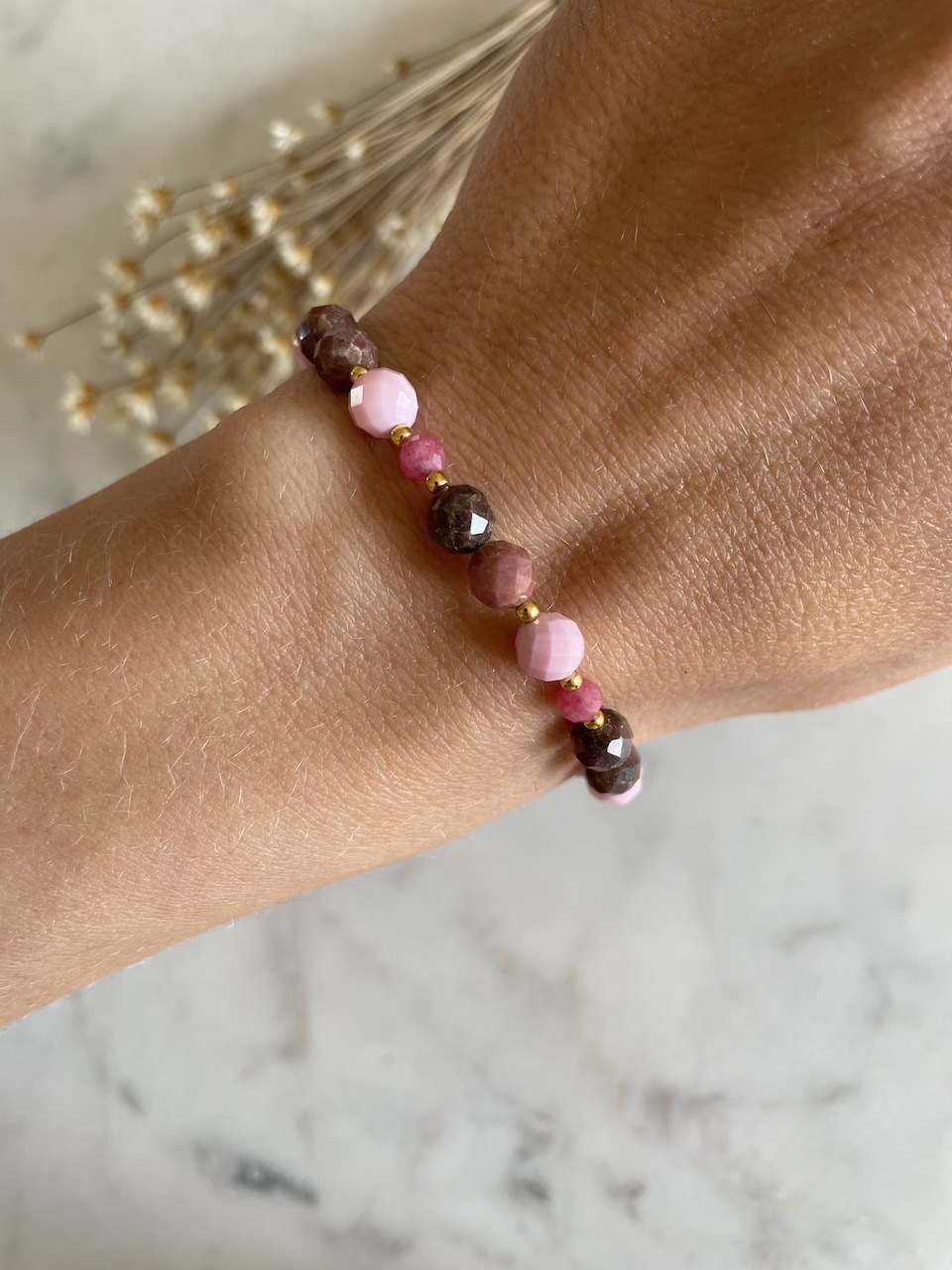 Bransoletka z rodonitem, rodochrozytem i muszlą -okazja-